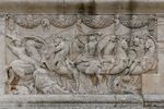 bas-reliefs sur le mausol�e, repr�sentant des sc�nes de guerre