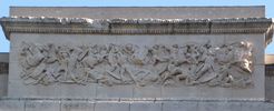 sur l'arc, les sc�nes de guerre �voquent la pacification de la Gaule