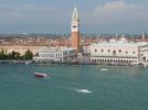 le campanile domine de gauche � droite le museo Correr, la librairia Marciana, la piazetta San Marco et le palais des Doges.