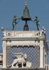 au sommet de la tour, le lion embl�me de Venise et les maures qui sonnent les heures