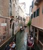 l'un des canaux qui entoure le th�atre ; les gondoliers y diffusent -voire chantent- des airs d'op�ra