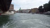 d�but du Grand Canal sous le Pont de Calatrava, au loin, sur la rive droite, le d�me de l'�glise San Simeone Piccolo 
