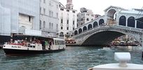 Ponte di Rialto -haute rive- trois rampes d'escalier et deux rang�es de boutiques y sont install�es et envahies par le tourisme