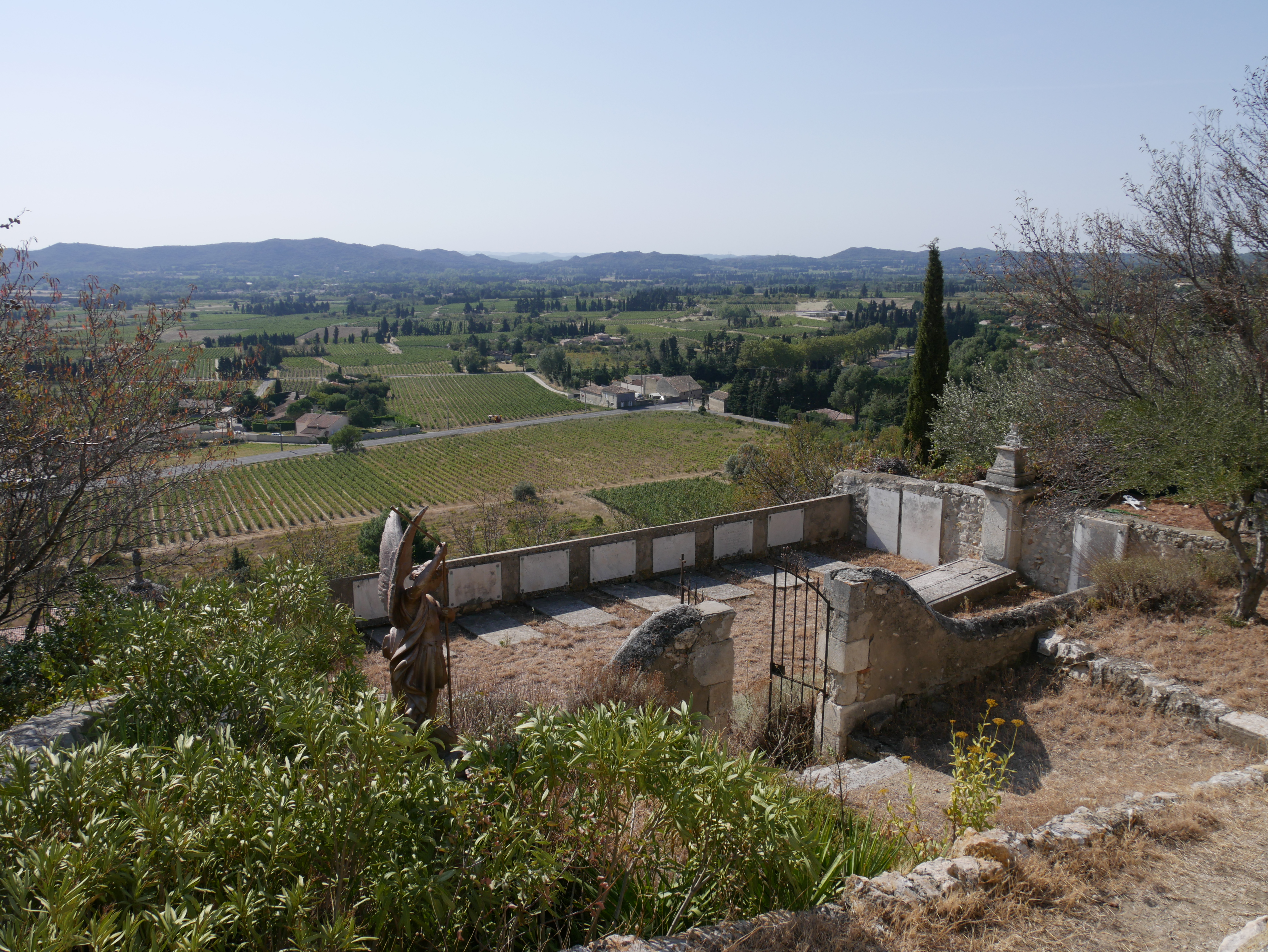 panorama, avec arri�re-plan montagneux, depuis le monast�re N.D. de Gr�ce