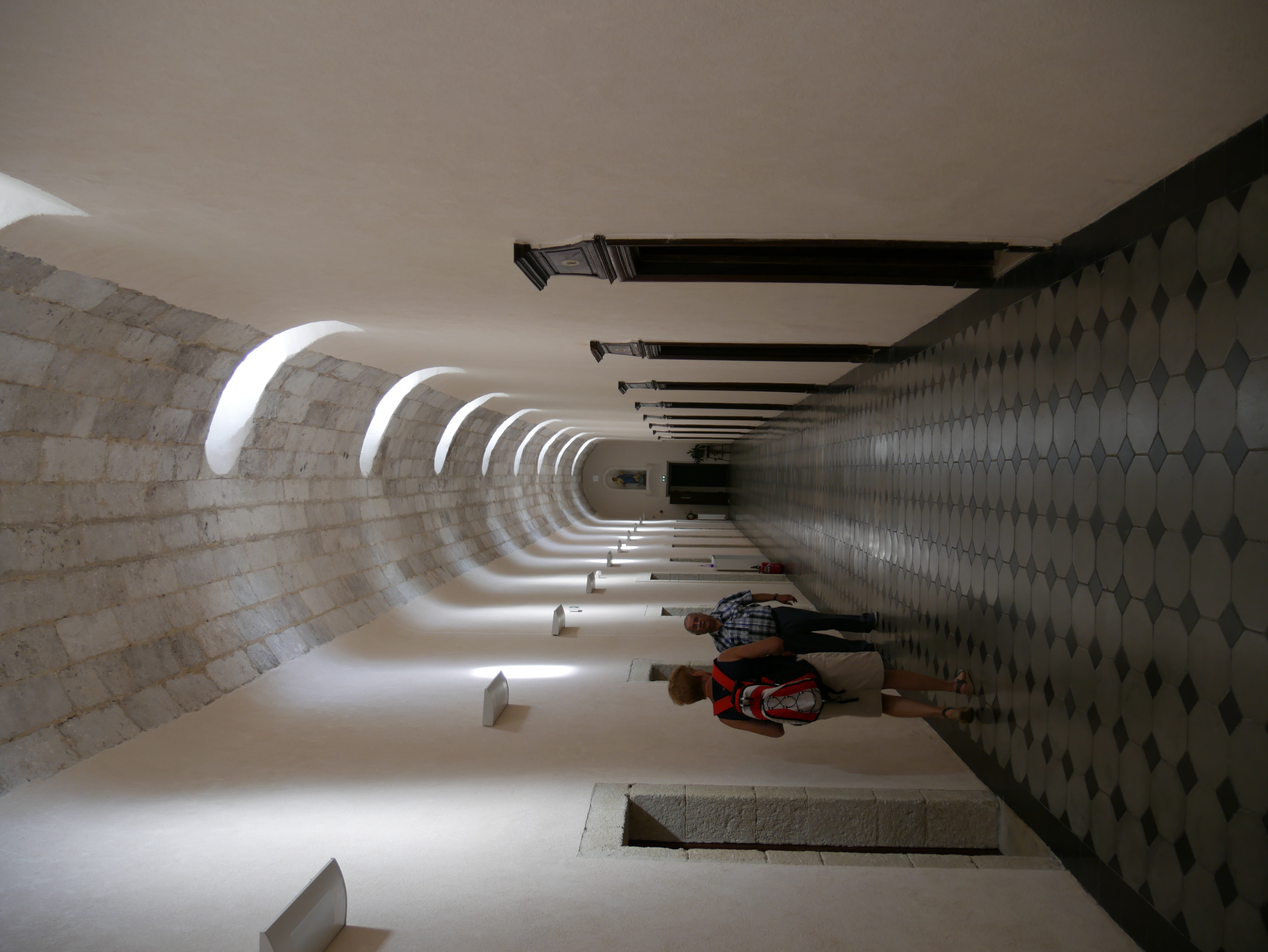 cellules monacales. Le monast�re, encore en activit�, pr�sente un grand int�r�t spirituel et patrimonial, il doit sa cr�ation � l�ordre de Charlemagne, puis devient monast�re b�n�dictin jusqu�� la r�volution.