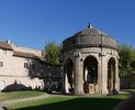 Monumentale fontaine St Jean avec sa vasque. Depuis le bassin de la fontaine, une canalisation alimentait, en sous-sol, le clo�tre des morts, la cour du sacristain et le quartier des convers.