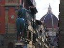 la statue de Ferdinand 1er de M�dicis fait face � la via Ricasoli.