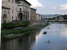 l'Arno bord� par la galerie des Offices et enjamb� par le ponte Grazzie
