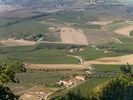 le bourg domine le vignoble qui produit le brunello di Montalcino, l'un des meilleurs vins italiens (fin)