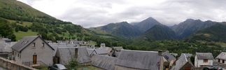 au loin, le col d'Azet (1800 m) et le pic de Loustou (plus de 3000)