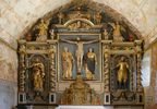 retable renaissance ; la niche de gauche montre Saint Barth�l�my tenant un livre et  le couteau instrument de son martyre (il fut �corch� vif), dans celle de droite, Saint Exup�re, en bottes, tient une lance (il combattit les envahisseurs mulsulmans) et la palme du martyre.