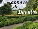 L'abbaye de Daoulas fut fond�e au XIIe si�cle. Elle surplombe la ville de Daoulas autrefois port strat�gique entre le L�on et  la Cornouaille. Sur le clich�, nous voyons le jardin des arbres m�dicinaux am�nag� en 2015 et qui r�unit 350 esp�ces venues de toute la plan�te.