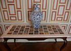Galerie : vase de Chine sur une table aux nombreuses sortes de marbre
