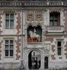 Entrée est du château avec la statue équestre de Louis XII