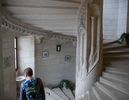 Escalier d’honneur à vis. L’art italien se manifeste par les motifs à feuillages.