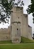 Le donjon aux dimensions impressionnantes (37m de haut). A l’instar de la forteresse de Montrésor, Foulques Nerra le fit construire vers l’an mil pour protéger le Comté d’Anjou. Philippe de Commynes y fut emprisonné.