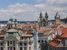 un balcon fait le tour de la tour... et permet d'avoir de belles perspectives sur Prague - sur le clich�, les grands monuments de la vieille place